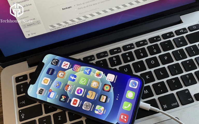 iPhone cập nhật iOS bị lỗi: xử lý thế nào để máy chạy lại mà không mất dữ liệu iPhone kết nối với MacBook bằng cáp để kiểm tra và cập nhật iOS qua Finder