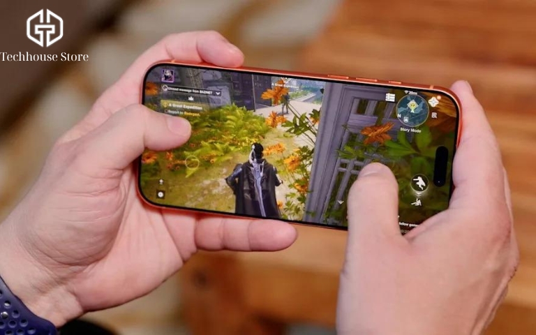 iPhone 17 Pro Max còn đáng mua không trong năm 2026? Người dùng cầm iPhone 17 Pro Max theo chiều ngang và chơi game 3D bằng thao tác cảm ứng.