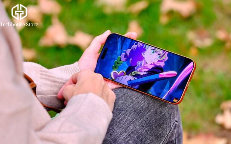 iPhone 17 Pro Max còn đáng mua không trong năm 2026? Người dùng cầm iPhone theo chiều ngang và xem video ngoài trời trong điều kiện sử dụng thực tế.