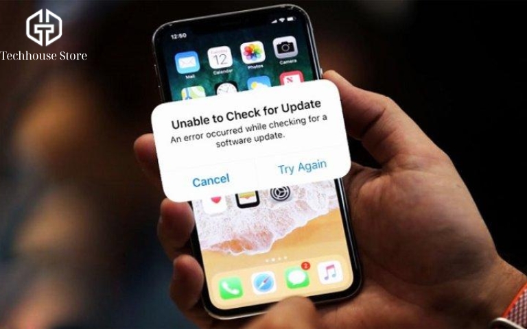iPhone cập nhật iOS bị lỗi: xử lý thế nào để máy chạy lại mà không mất dữ liệu Người dùng cầm iPhone hiển thị lỗi Unable to Check for Update khi cập nhật iOS
