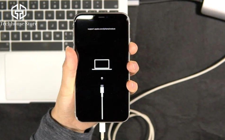 iPhone cập nhật iOS bị lỗi: xử lý thế nào để máy chạy lại mà không mất dữ liệu iPhone ở Recovery Mode được kết nối bằng cáp với máy tính để cập nhật lại iOS
