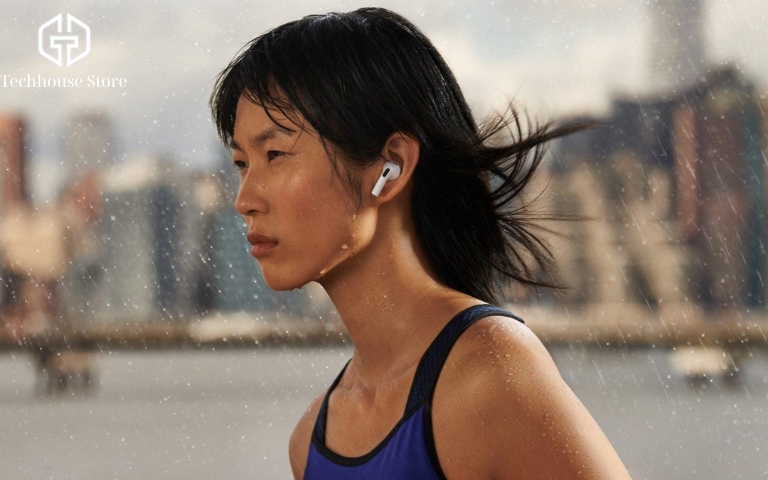 Người phụ nữ đeo AirPods Pro khi chạy bộ giữa trời mưa.