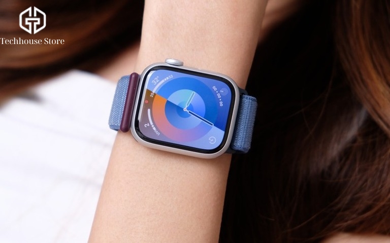 Series 12, Ultra 4 hay SE 3: Chọn Apple Watch mới nhất 2026 Đeo thử Apple Watch trên cổ tay nhỏ