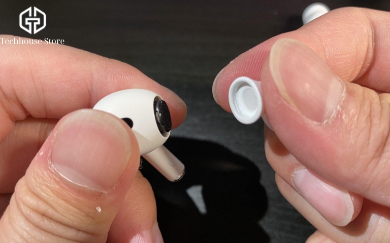 Cách vệ sinh tai nghe AirPods và hộp sạc tại nhà đúng cách cho từng đời Thao tác tháo nút tai silicon khỏi AirPods Pro.