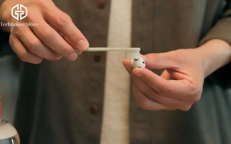 Cách vệ sinh tai nghe AirPods và hộp sạc tại nhà đúng cách cho từng đời Cách vệ sinh tai nghe AirPods bằng bàn chải lông mềm tại nhà.