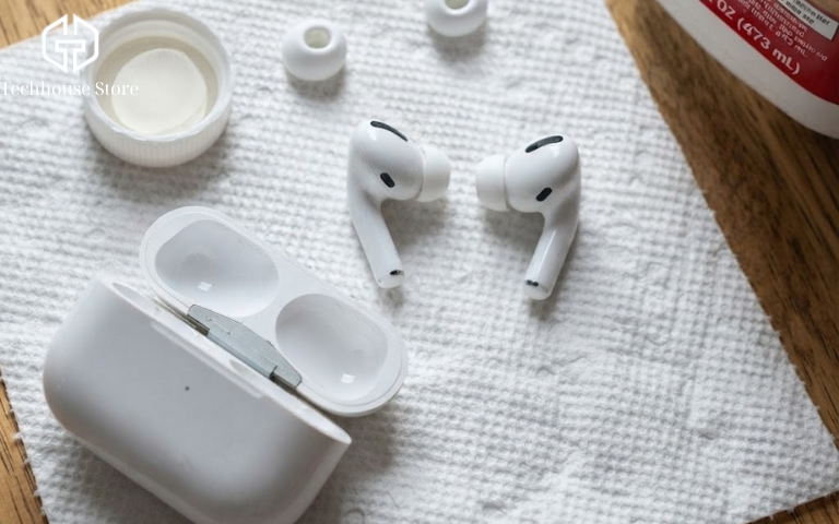 Cách vệ sinh tai nghe AirPods và hộp sạc tại nhà đúng cách cho từng đời Đặt tai nghe AirPods Pro trên khăn để khô trước khi sử dụng.