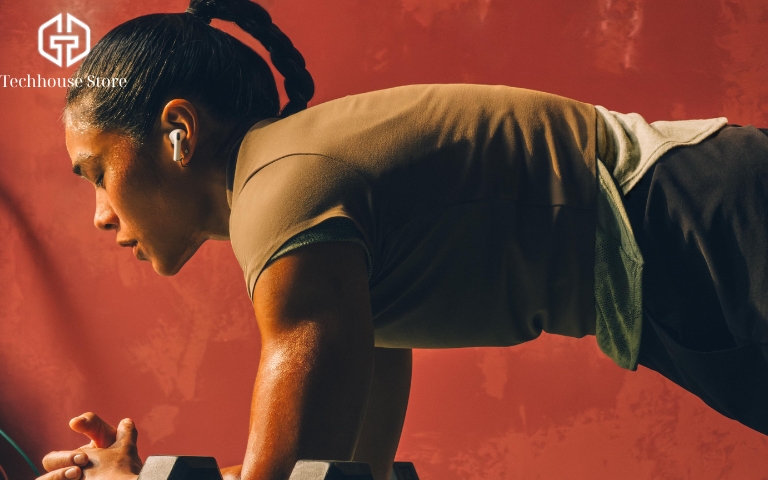 AirPods Pro có chống nước không? Mức chống nước từng đời và cách xử lý khi bị vô nước Người phụ nữ đeo AirPods Pro 3 khi tập plank, mồ hôi xuất hiện trên da.