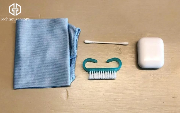 Cách vệ sinh tai nghe AirPods và hộp sạc tại nhà đúng cách cho từng đời Dụng cụ vệ sinh AirPods gồm khăn mềm, tăm bông và bàn chải.