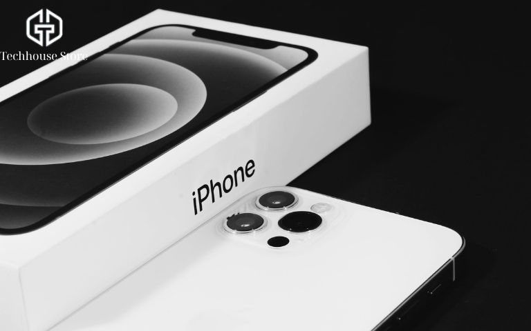 iPhone Active Online là gì? Có nên mua để tiết kiệm chi phí không? iPhone màu trắng đặt cạnh hộp sản phẩm trên nền tối.
