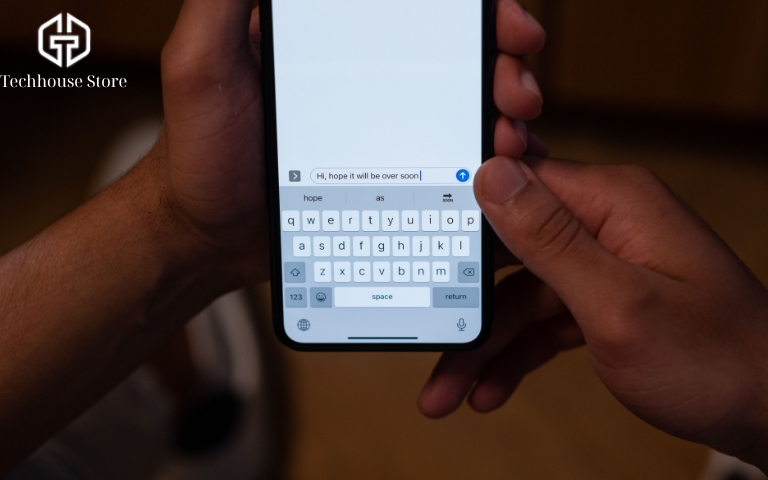 Cận cảnh bàn phím trên màn hình iPhone khi người dùng nhập tin nhắn, minh họa hiện tượng cảm ứng nhận sai thao tác.