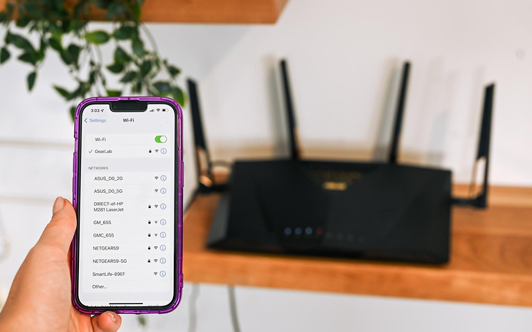 iPhone không kết nối được WiFi: Nguyên nhân và cách khắc phục iPhone mở danh sách mạng Wi-Fi trước bộ phát.