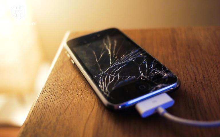Chiếc iPhone bị nứt vỡ mặt kính sau va đập, minh họa nguyên nhân hư hỏng phần cứng có thể ảnh hưởng đến cảm ứng.