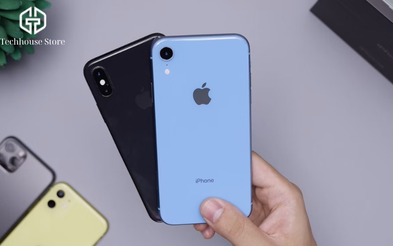 Nên mua iPhone nào làm máy phụ? Gợi ý theo nhu cầu và ngân sách Hai chiếc iPhone XS màu xám và iPhone XR màu xanh đặt cạnh nhau, minh họa các mẫu iPhone cũ cần cân nhắc về hỗ trợ phần mềm.
