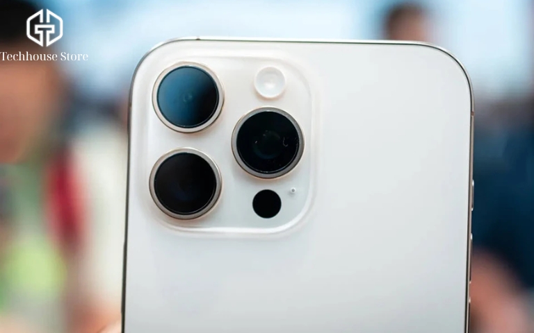 iPhone Active Online là gì? Có nên mua để tiết kiệm chi phí không? Cận cảnh cụm camera sau trên một chiếc iPhone.