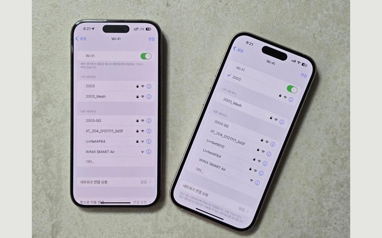 iPhone không kết nối được WiFi: Nguyên nhân và cách khắc phục Hai iPhone cùng hiển thị các mạng Wi-Fi.
