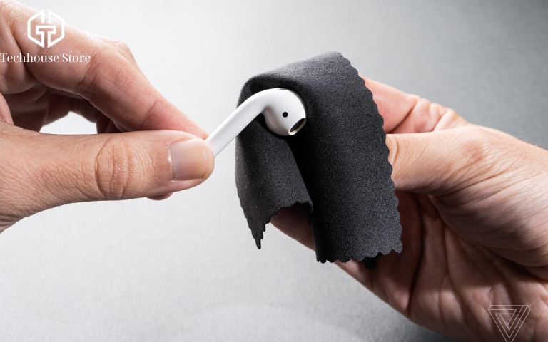 Cách vệ sinh tai nghe AirPods và hộp sạc tại nhà đúng cách cho từng đời Lau thân tai nghe AirPods bằng khăn mềm không xơ.