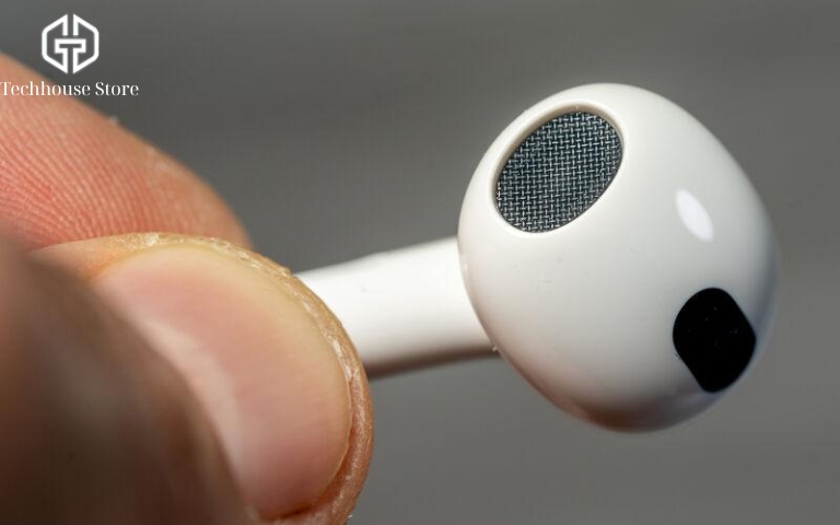Cách vệ sinh tai nghe AirPods và hộp sạc tại nhà đúng cách cho từng đời Cận cảnh vị trí lưới loa trên AirPods thế hệ 3.