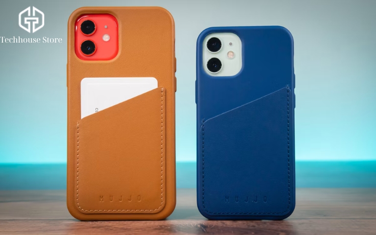 Nên mua iPhone nào làm máy phụ? Gợi ý theo nhu cầu và ngân sách Hai điện thoại kích thước khác nhau đặt cạnh nhau trên mặt bàn gỗ, thể hiện việc sử dụng thêm một chiếc máy phụ.