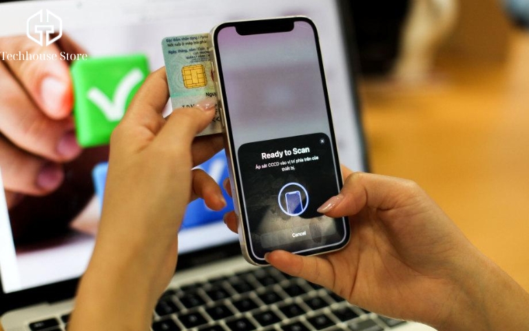 NFC trên iPhone là gì? Cách bật, sử dụng và quét CCCD Người dùng quét NFC CCCD bằng iPhone.