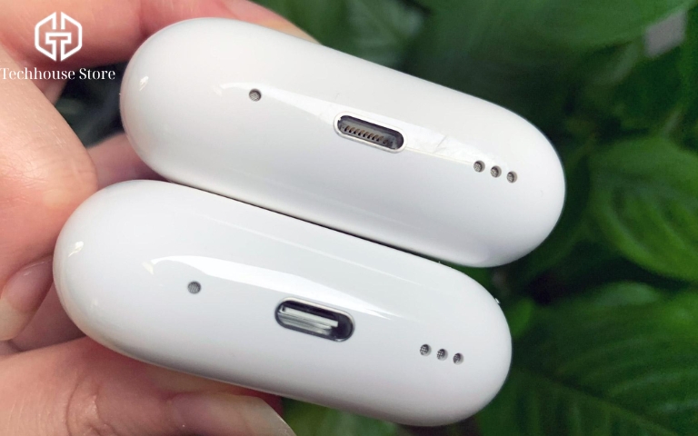 AirPods Pro có chống nước không? Mức chống nước từng đời và cách xử lý khi bị vô nước Hai hộp sạc AirPods Pro 2 với cổng Lightning và USB-C đặt cạnh nhau.