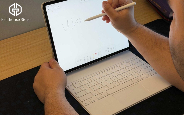 Cách chọn iPad mới nhất 2026 phù hợp nhu cầu từng dòng máy Người dùng viết ghi chú trên iPad Air M4 bằng Apple Pencil.