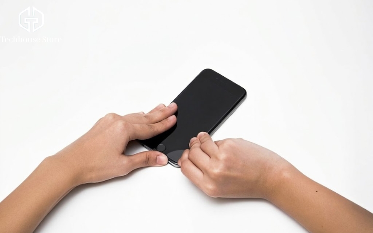 Người dùng nhẹ nhàng bóc miếng dán bảo vệ khỏi màn hình iPhone để kiểm tra tình trạng cảm ứng hoạt động bất thường.