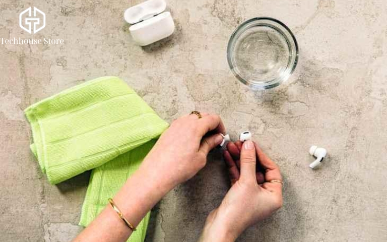 Cách vệ sinh tai nghe AirPods và hộp sạc tại nhà đúng cách cho từng đời Vệ sinh nút tai AirPods Pro bằng nước sạch sau khi tháo.