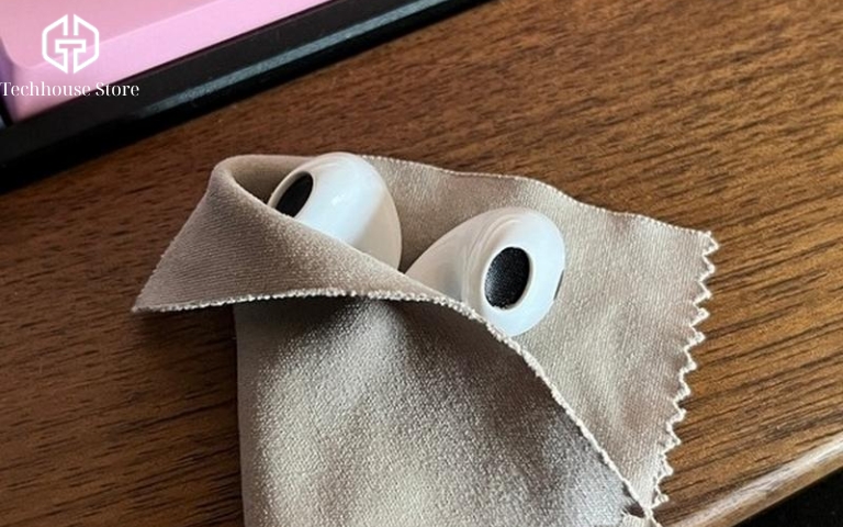 Cách vệ sinh tai nghe AirPods và hộp sạc tại nhà đúng cách cho từng đời Làm khô AirPods bị ướt bằng khăn mềm không xơ.